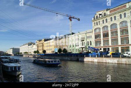 Fiume Moyka tra il Blue e il Red Bridge, edifici classici lungo la riva sinistra in ricostruzione, San Pietroburgo, Russia Foto Stock