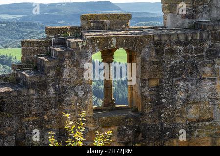 Finestre all'interno delle massicce alte mura di un antico castello medievale Foto Stock