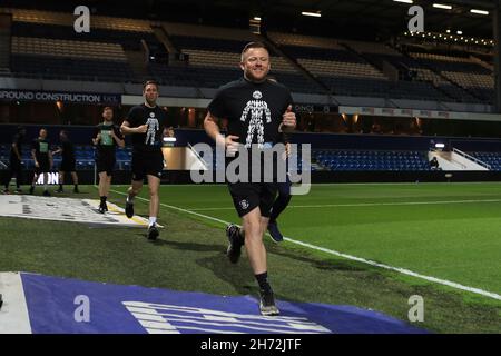 Londra, Regno Unito. 19 Nov 2021. Alcuni fan scherzano intorno al campo per raccogliere soldi per Prostate Cancer UK prima di gioco tonights. EFL Skybet Championship Match, Queens Park Rangers / Luton Town al Kiyan Prince Foundation Stadium, Loftus Road a Londra venerdì 19 novembre 2021. Questa immagine può essere utilizzata solo a scopo editoriale. Solo per uso editoriale, licenza richiesta per uso commerciale. Nessun uso in scommesse, giochi o un singolo club/campionato/player pubblicazioni. pic di Steffan Bowen/Andrew Orchard sport fotografia/Alamy Live news credito: Andrew Orchard sport fotografia/Alamy Live News Foto Stock