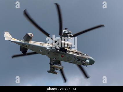 ZHUKOVSKY, RUSSIA - 25 luglio 2021: Dimostrazione dell'elicottero Ka-52 Alligator di Kamov dell'aeronautica russa al MAKS-2021, Russia. Foto Stock