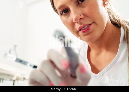 Il dentista responsabile visto dal punto di vista del paziente. Concetto di cura dentale, assistenza sanitaria,. Foto Stock