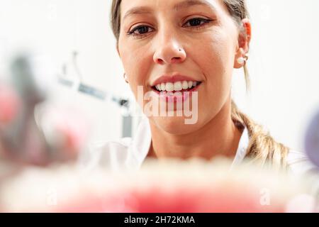 Il dentista responsabile visto dal punto di vista del paziente. Concetto di cura dentale, assistenza sanitaria,. Foto Stock