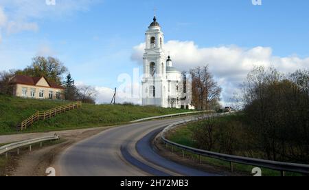 Giovanni Apostolo Chiesa a Kuzmishchevo vicino Tarusa, costruito in stile classico, fine 18th secolo, Kaluga Oblast, Russia Foto Stock