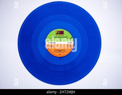 Edizione limitata blu vinile 12 pollici versione del singolo Wonderous Stories della band progressive rock inglese Yes, che è stato rilasciato nel 1977 Foto Stock