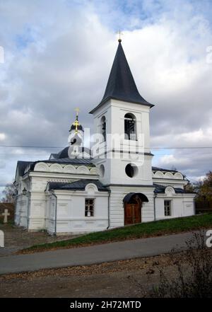 Chiesa della Resurrezione, costruita nel tardo XIX secolo in stile revival bizantino, Tarusa, Kaluga Oblast, Russia Foto Stock