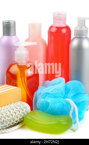 Shampoo, sapone e spugna da bagno isolati su sfondo bianco. Assortimento di articoli per l'igiene personale. Foto Stock