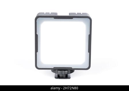 Luce a LED con hot shoe per fotocamere e videocamere isolata su sfondo bianco Foto Stock