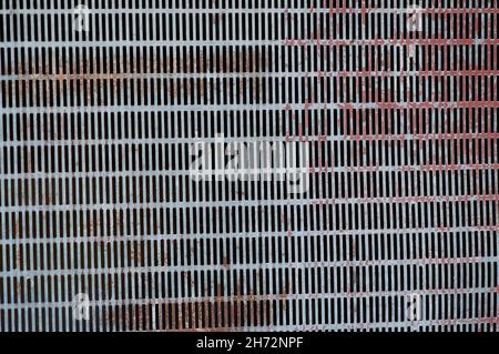 Astratto griglia in acciaio vecchio ferro arrugginito fondo netto Foto Stock