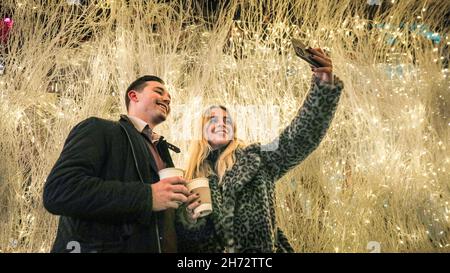 Londra, Regno Unito. 19 Nov 2021. Le persone prendono selfie nel bellissimo Light Tunnel a Covent Garden. Il centro di Londra intorno a Covent Garden, Soho e Westminster diventa ancora una volta pieno di drink dopo il lavoro, rivelatori e teatergoers, mentre la stagione festiva si avvicina. Credit: Imagplotter/Alamy Live News Foto Stock