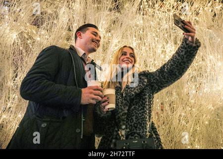 Londra, Regno Unito. 19 Nov 2021. Le persone prendono selfie nel bellissimo Light Tunnel a Covent Garden. Il centro di Londra intorno a Covent Garden, Soho e Westminster diventa ancora una volta pieno di drink dopo il lavoro, rivelatori e teatergoers, mentre la stagione festiva si avvicina. Credit: Imagplotter/Alamy Live News Foto Stock