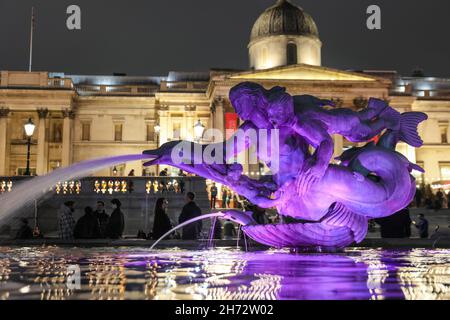 Londra, Regno Unito. 19 Nov 2021. Le fontane di Trafalgar Square sono illuminate con la Galleria Nazionale e il suo nuovo mercato di Natale come un bel contesto. Credit: Imagplotter/Alamy Live News Foto Stock