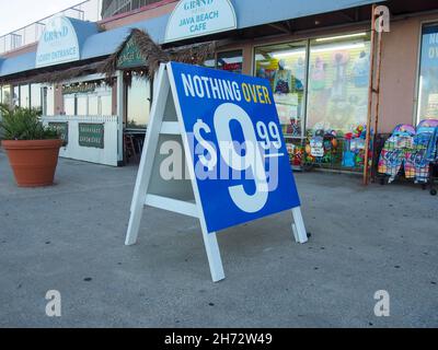 Niente di più di $9.99 segno marciapiede di fronte ad un negozio di spiaggia di sconto lungo il lungomare di Ocean City, Maryland, USA, 2021 © Katharine Andriotis Foto Stock