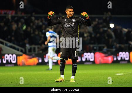 Seny Diang, il portiere dei Queens Park Rangers festeggia dopo che Charlie Austin dei Queens Park Rangers segna il secondo goal delle sue squadre. EFL Skybet Championship Match, Queens Park Rangers / Luton Town al Kiyan Prince Foundation Stadium, Loftus Road a Londra venerdì 19 novembre 2021. Questa immagine può essere utilizzata solo a scopo editoriale. Solo per uso editoriale, licenza richiesta per uso commerciale. Nessun uso in scommesse, giochi o un singolo club / campionato / giocatori pubblicazioni. pic di Steffan Bowen / Andrew Orchard sport fotografia / Alamy Live news Foto Stock