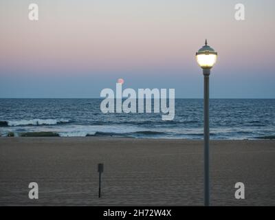 Harvest Moonrise sopra l'Atlantico a Ocean City, Maryland, USA, 2021, © Katharine Andriotis Foto Stock