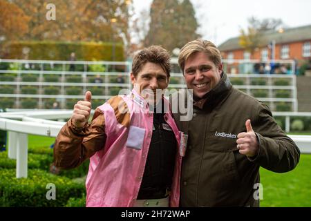 Ascot, Berkshire, Regno Unito. 19 novembre 2021. Questo è stato un giorno speciale per l'allenatore di cavalli da corsa Dan Skelton (a destra) come oggi ha celebrato la sua 1.000esima vittoria con il cavallo Faivoir guidato dal jockey Harry Skelton (a sinistra) Faivoir nella Windsor Horse Rangers Novices' Limited handicap Steeple Chase. Signora Suzanne Lawrence, proprietaria di Faivoir. Allenatore Dan Skelton, Alcester. Credit: Maureen McLean/Alamy Live News Foto Stock