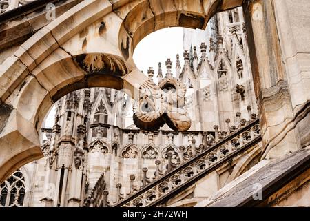 Arco con motivi sul tetto del Duomo. Italia, Milano Foto Stock