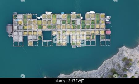 Lago di Zaovine. Stagni di pesce sul lago artificiale della Serbia occidentale Foto Stock