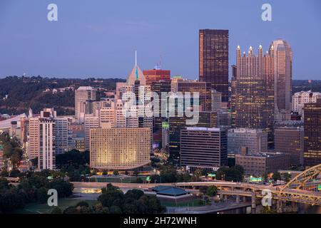 Paesaggio urbano di Pittsburgh e luce serale. Fort Pitt Bridge sullo sfondo. Splendido skyline di Pittsburgh Foto Stock