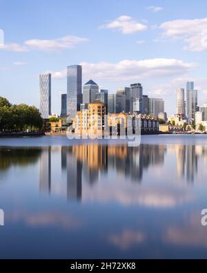 Canary Wharf da Groenlandia Dock Foto Stock