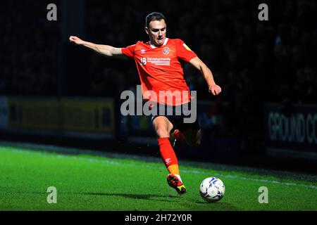Londra, Regno Unito. 19 Nov 2021. Kai Naismith di Luton Town in azione durante il gioco. EFL Skybet Championship Match, Queens Park Rangers / Luton Town al Kiyan Prince Foundation Stadium, Loftus Road a Londra venerdì 19 novembre 2021. Questa immagine può essere utilizzata solo a scopo editoriale. Solo per uso editoriale, licenza richiesta per uso commerciale. Nessun uso in scommesse, giochi o un singolo club/campionato/player pubblicazioni. pic di Steffan Bowen/Andrew Orchard sport fotografia/Alamy Live news credito: Andrew Orchard sport fotografia/Alamy Live News Foto Stock