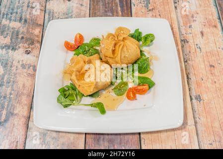 I fagottini sono una forma di pasta. Si tratta solitamente di forme di pasta farcite di verdure, solitamente carote al vapore e fagioli verdi, ricotta, cipolla e oliv Foto Stock