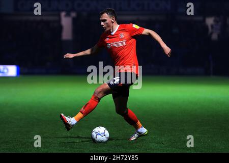 Londra, Regno Unito. 19 Nov 2021. Kai Naismith di Luton Town in azione durante il gioco. EFL Skybet Championship Match, Queens Park Rangers / Luton Town al Kiyan Prince Foundation Stadium, Loftus Road a Londra venerdì 19 novembre 2021. Questa immagine può essere utilizzata solo a scopo editoriale. Solo per uso editoriale, licenza richiesta per uso commerciale. Nessun uso in scommesse, giochi o un singolo club/campionato/player pubblicazioni. pic di Steffan Bowen/Andrew Orchard sport fotografia/Alamy Live news credito: Andrew Orchard sport fotografia/Alamy Live News Foto Stock