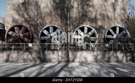 Vecchi ventilatori industriali arrugginiti in germania Foto Stock