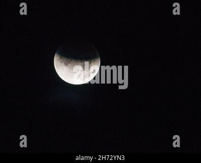 Warminster, Stati Uniti. 19 Nov 2021. Un'eclissi lunare parziale è visto venerdì, 19 novembre 2021 a Warminster, Pennsylvania. ( Credit: William Thomas Cain/Alamy Live News Foto Stock