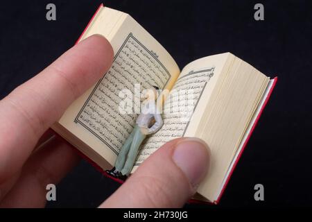 Mini-size del Libro Sacro Islamico Quran Foto Stock