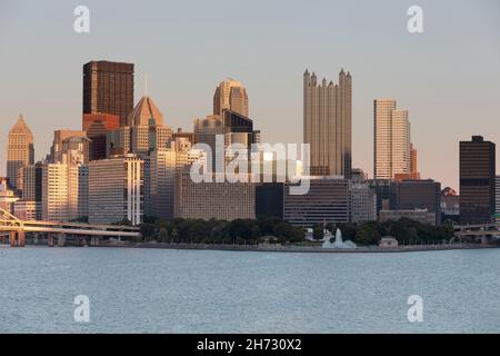 Paesaggio urbano di Pittsburgh con il fiume Ohio sullo sfondo. Quartiere degli affari. Luce del tramonto. Foto Stock