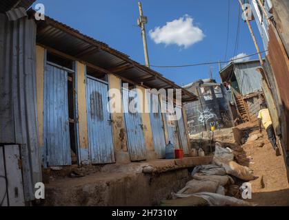 Nairobi, Kenya. 19 Nov 2021. Le porte dei servizi igienici pubblici della comunità locale sono raffigurate chiuse a Kibera.World WC Day è un giorno ufficiale delle Nazioni Unite internazionale di osservanza il 19 novembre per ispirare azione per affrontare la crisi globale dei servizi igienico-sanitari in tutto il mondo. Questo è sempre un promemoria di un'igiene adeguata e dell'importanza di avere un gabinetto in tutti i nostri quartieri locali per evitare la diffusione e il contrarre di malattie tra noi e proteggere le nostre acque e il clima dall'inquinamento derivante dallo smaltimento dei sacchi volanti di gabinetto. Credit: SOPA Images Limited/Alamy Live News Foto Stock