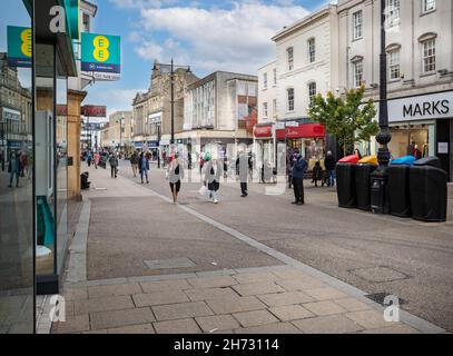 Negozi e acquirenti nella High Street di Cheltenham Gloucestershire, Regno Unito, il 16 novembre 2021 Foto Stock