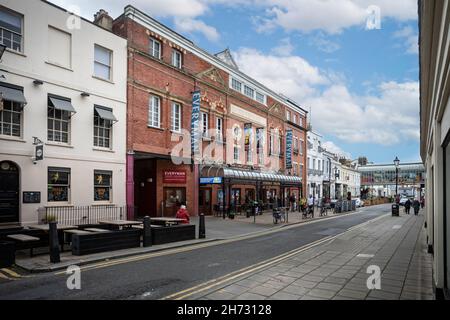 View Looking Down Regent Street at the Everyman Theatre in Cheltenham Gloucestershire, Regno Unito on 16 November 2021 Foto Stock