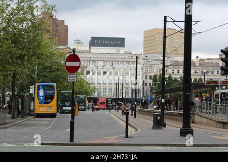 Strada fuori Primark a Piccadilly, Manchester Foto Stock