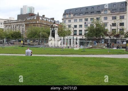 Grande scatto della statua della Regina Vittoria in Piccadilly Gardens, Manchester. Foto Stock