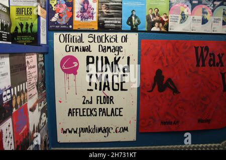 Poster sul muro di Afflecks Palace, Manchester, Inghilterra. Foto Stock