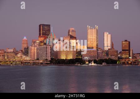 Paesaggio urbano di Pittsburgh, Pennsylvania. Fiumi Allegheny e Monongahela in background. Fiume Ohio. Pittsburgh Downtown con grattacieli e bellissimo Foto Stock