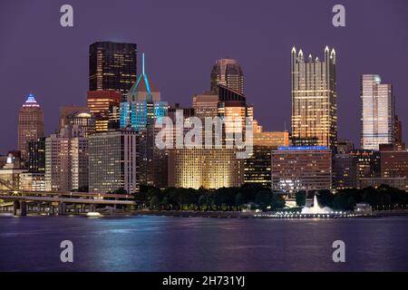 Paesaggio urbano di Pittsburgh, Pennsylvania. Fiumi Allegheny e Monongahela in background. Fiume Ohio. Pittsburgh Downtown con grattacieli e bellissimo Foto Stock