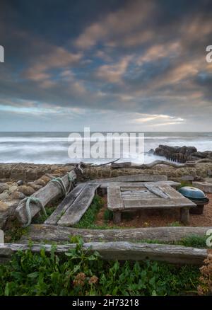 isola di wight costa a stefill cove, tavolo e sedie in legno sulla spiaggia a stefill cove sull'isola di wight costa, moody. Foto Stock