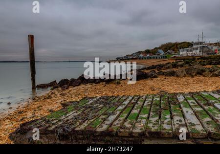 vecchio scivolo coperto di alghe al club di vela gurnard vicino cowes sull'isola di wight uk, isola di wight costa, linea costiera dell'isola di wight. Foto Stock