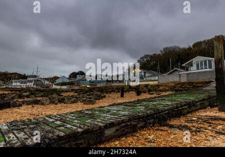 vecchio scivolo coperto di alghe al club di vela gurnard vicino cowes sull'isola di wight uk, isola di wight costa, linea costiera dell'isola di wight. Foto Stock