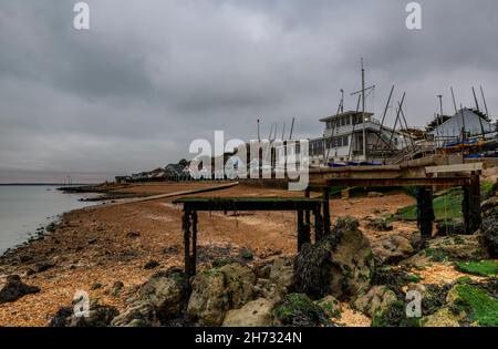 isola di wight costa, gurnard club vela, spiaggia gurnard vicino a cowes isola di wight, cielo tempestoso su gurnard sull'isola di wight costa, isola. Foto Stock