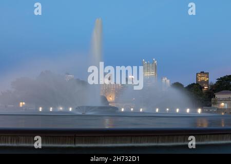 Point state Park Fountain a Pittsburgh, Pennsylvania. Esposizione lunga Foto scattata e acqua sfocata a causa della lunga esposizione. Sera Foto Stock