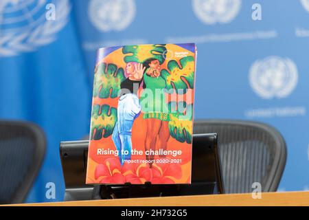 New York, Stati Uniti. 19 Nov 2021. Rapporto Rising to the challenge by Onu Women visualizzato durante il briefing stampa presso la sede centrale delle Nazioni Unite a New York il 19 novembre 2021. Briefing di mezzogiorno del portavoce del Segretario generale gli ospiti in persona erano ambasciatori dell'UE presso l'Onu Olof Skoog e direttore esecutivo delle Nazioni Unite Sima Sami Bahous, a cui hanno aderito praticamente il direttore esecutivo del Fondo delle Nazioni Unite per l'infanzia (UNICEF) Henrietta Fore e Amministratore del programma di sviluppo delle Nazioni Unite (UNDP) Achim Steiner. (Foto di Lev Radin/Sipa USA) Credit: Sipa USA/Alamy Live News Foto Stock