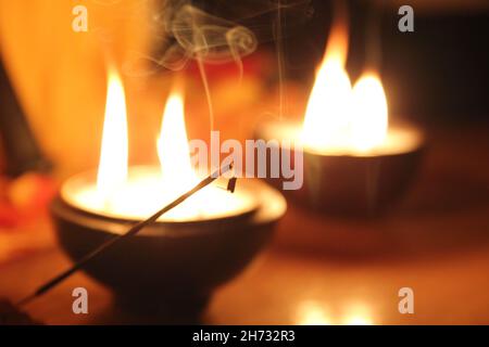 candela su sfondo scuro Foto Stock