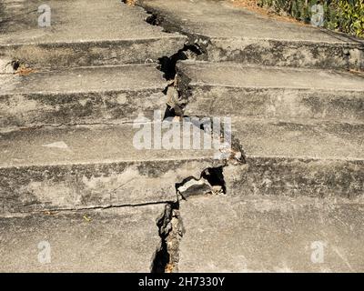 palcoscenico con una grande crepa Foto Stock