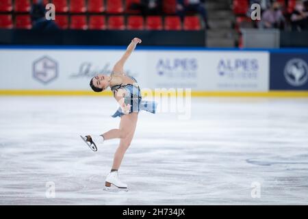 Grenoble, Francia. 19 Nov 2021. Karen Chen dagli Stati Uniti d'America compete nel breve programma femminile del Gran Premio ISU di Pattinaggio di figura - Internationaux de France a Patinoire Polesud a Grenoble, Francia il 19 novembre 2021 Credit: Kathleen Michel/Alamy Live News Foto Stock