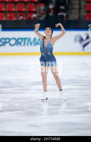 Grenoble, Francia. 19 Nov 2021. Karen Chen dagli Stati Uniti d'America compete nel breve programma femminile del Gran Premio ISU di Pattinaggio di figura - Internationaux de France a Patinoire Polesud a Grenoble, Francia il 19 novembre 2021 Credit: Kathleen Michel/Alamy Live News Foto Stock