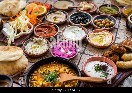 Il tavolo per la colazione del Turkish Village viene servito in un ristorante. Vista dall'alto Foto Stock