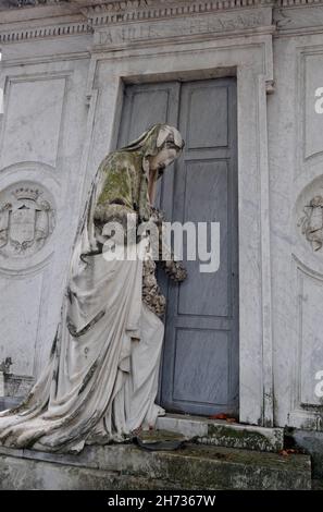 La statua di una figura vestita si trova alla porta del mausoleo della famiglia Fernando presso lo storico cimitero Passy (Cimetière de Passy) a Parigi. Foto Stock